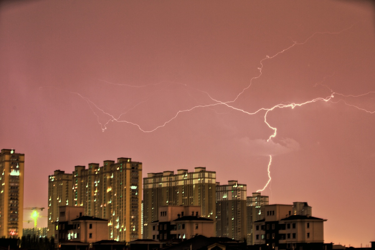 轰隆隆的雷雨声在我的窗前。