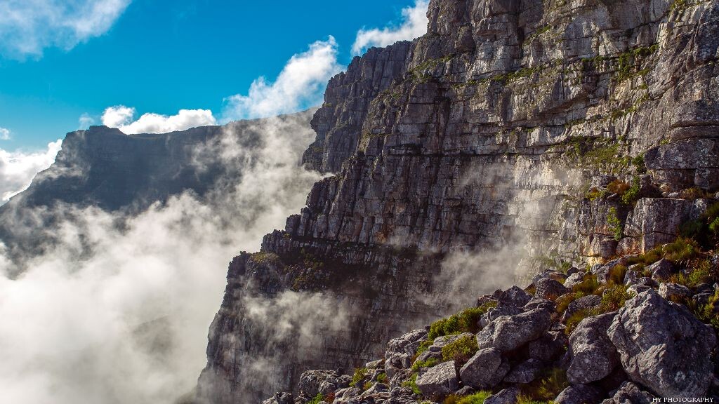 桌山（Table Mountain）意为“海角之城”，是南非的平顶山，可俯瞰开普敦市和桌湾，耸立于高而多岩石的开普半岛北端。前拥波光粼粼的大西洋海湾，背枕一座乱云飞渡、形似巨大长方形条桌的奇山。