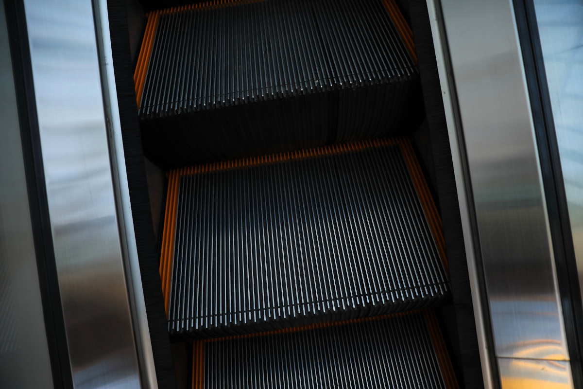 现代办公楼内的自动扶梯楼梯,moving escalator