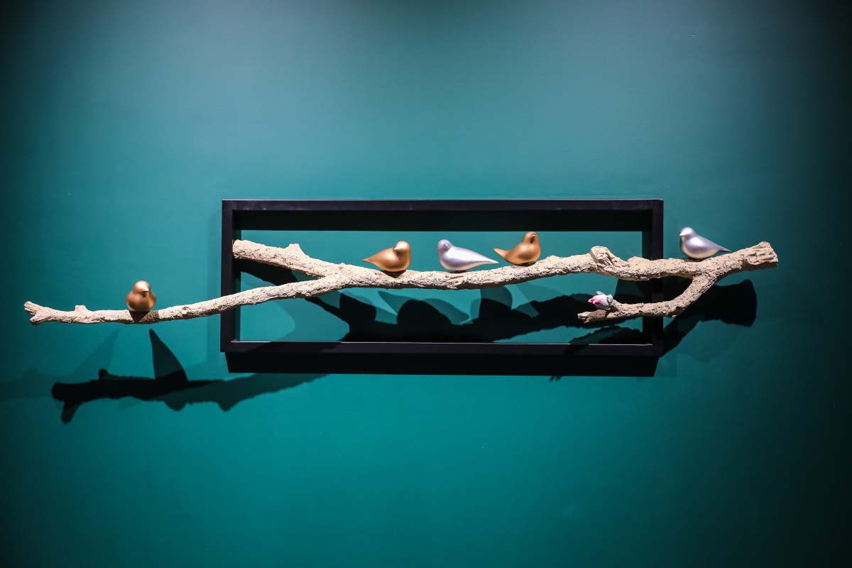 五星级酒店绿色墙上的艺术品站在树枝上的五只小鸟立体艺术品雕塑