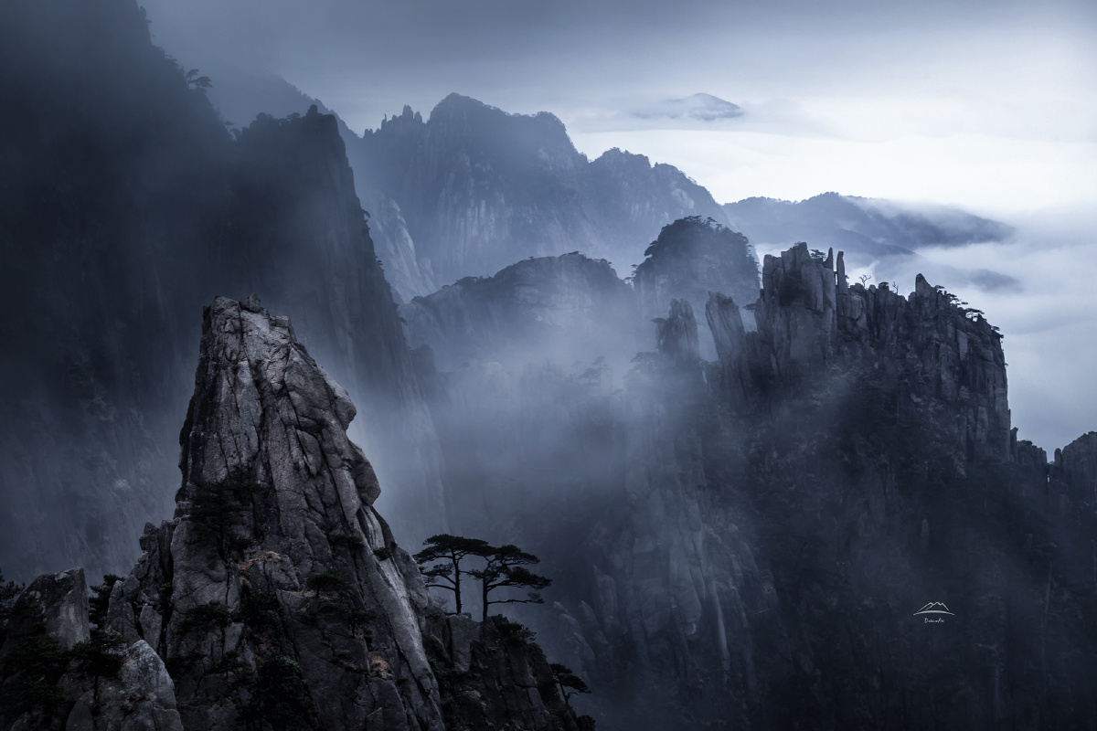 雨雾中的黄山西海群峰