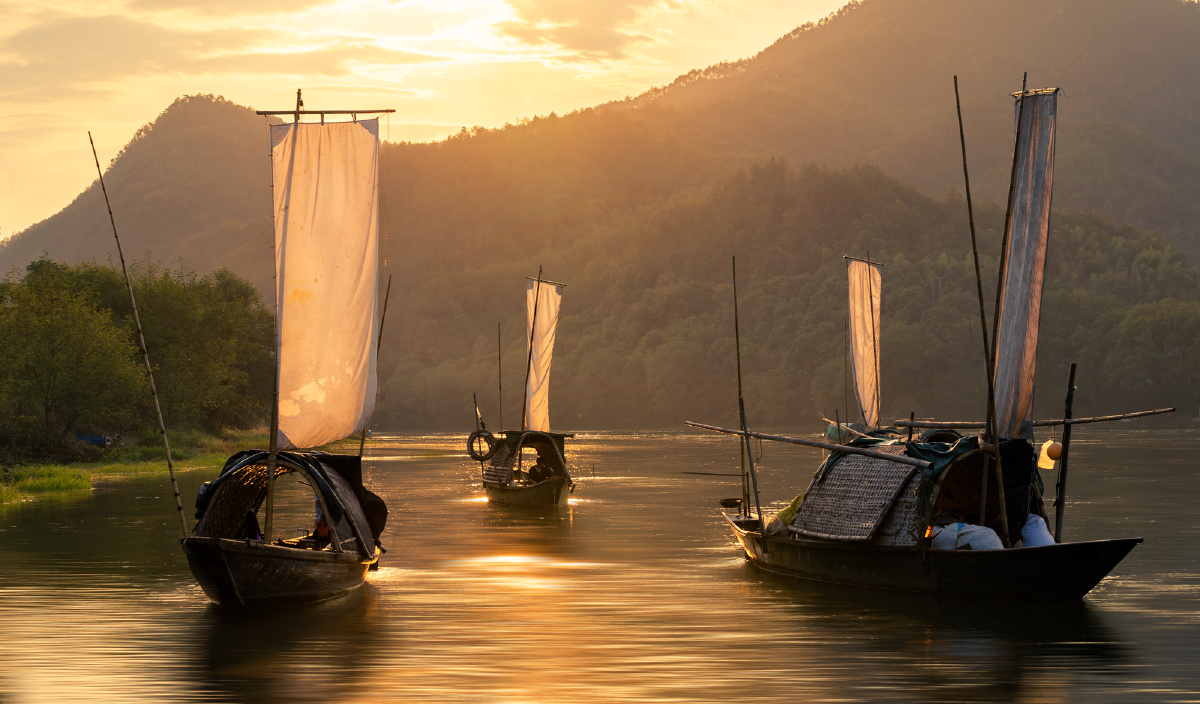 瓯江夕阳时分归去的帆船出现在波光粼粼的江面上视觉所及一片金黄