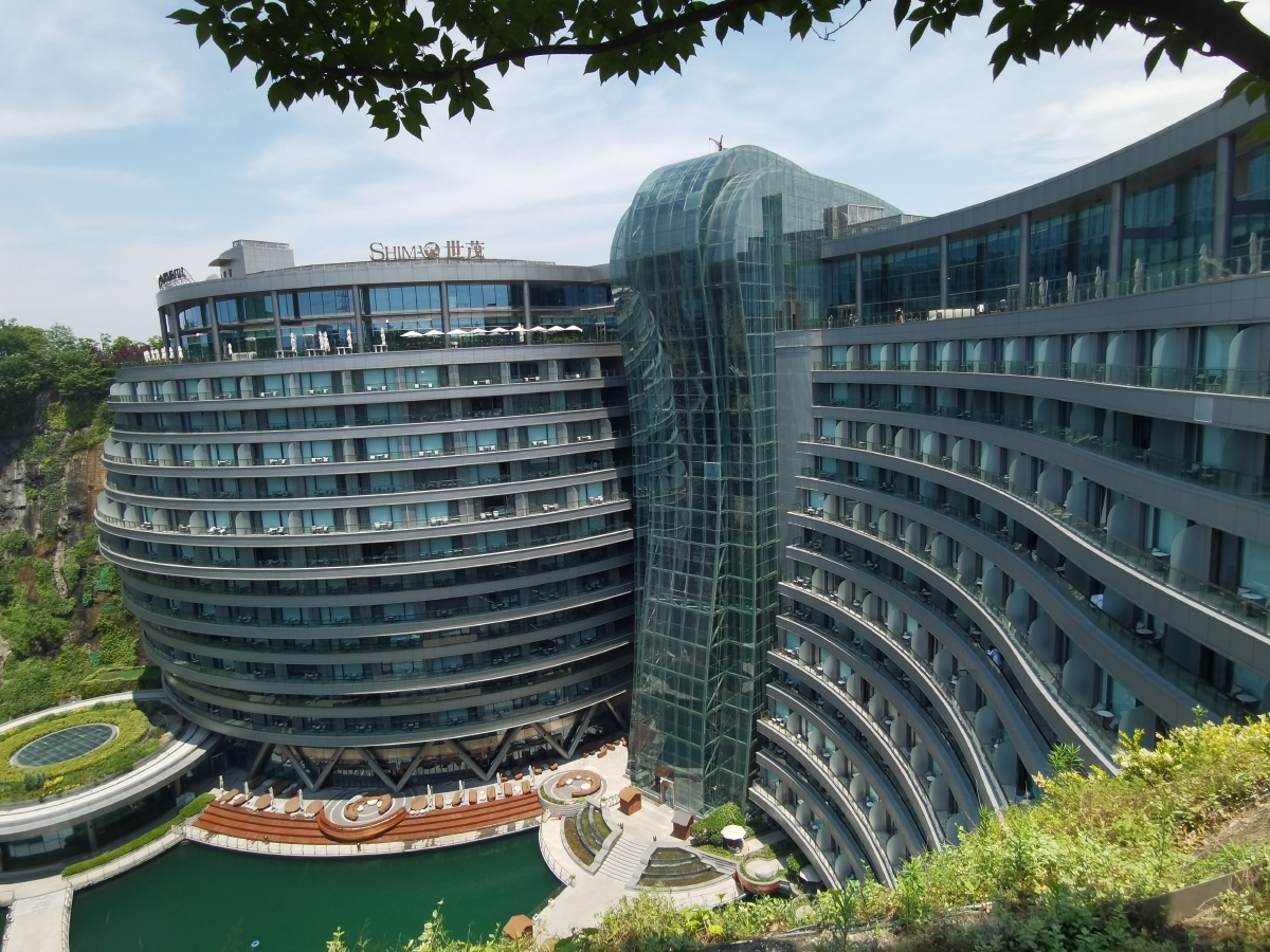 上海世茂深坑洲际酒店地处于上海它是有世茂集团所建设的第一段有提到