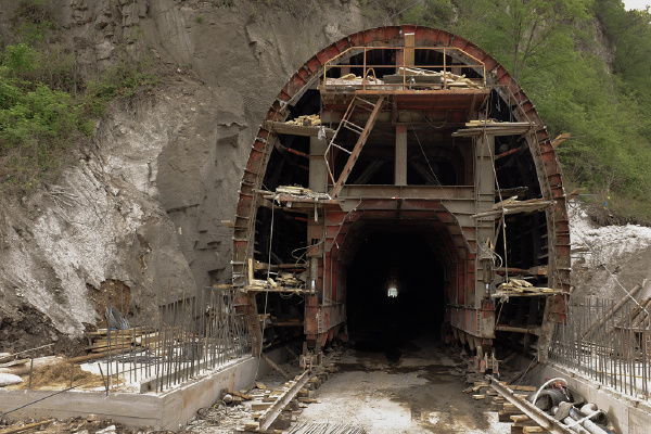 新建田桓铁路穿越家乡的风景线