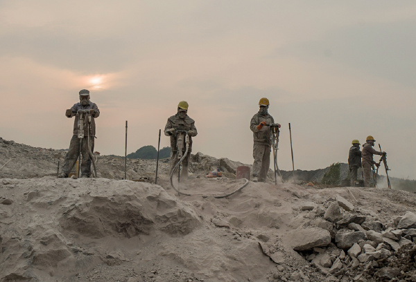 新建田桓铁路穿越家乡的风景线