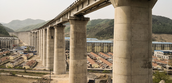 新建田桓铁路穿越家乡的风景线
