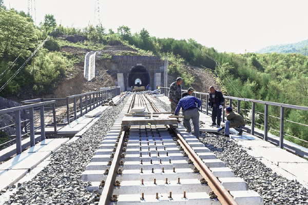 新建田桓铁路穿越家乡的风景线