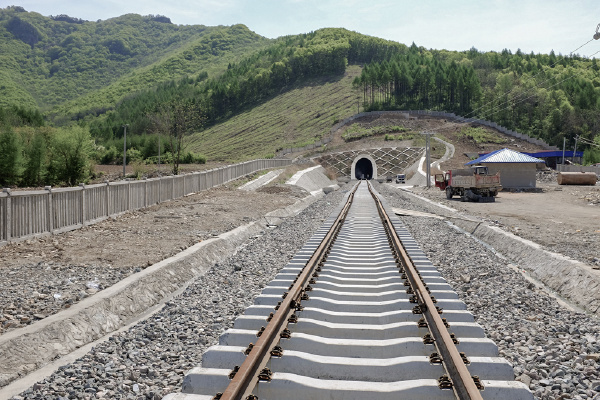 新建田桓铁路穿越家乡的风景线