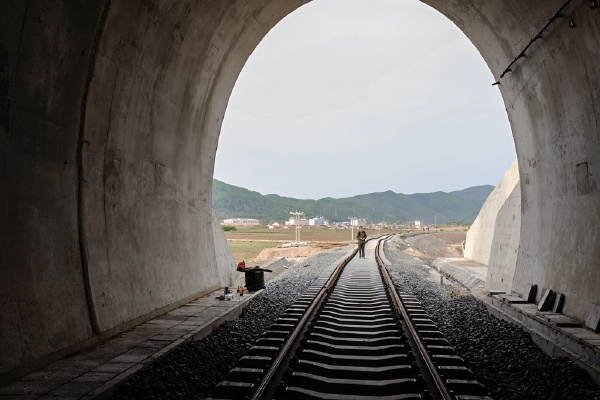 新建田桓铁路穿越家乡的风景线