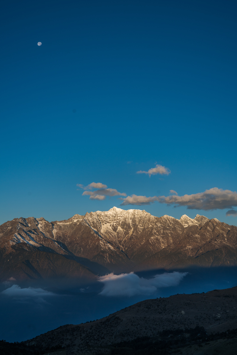 端庄的田海子山与明月!
