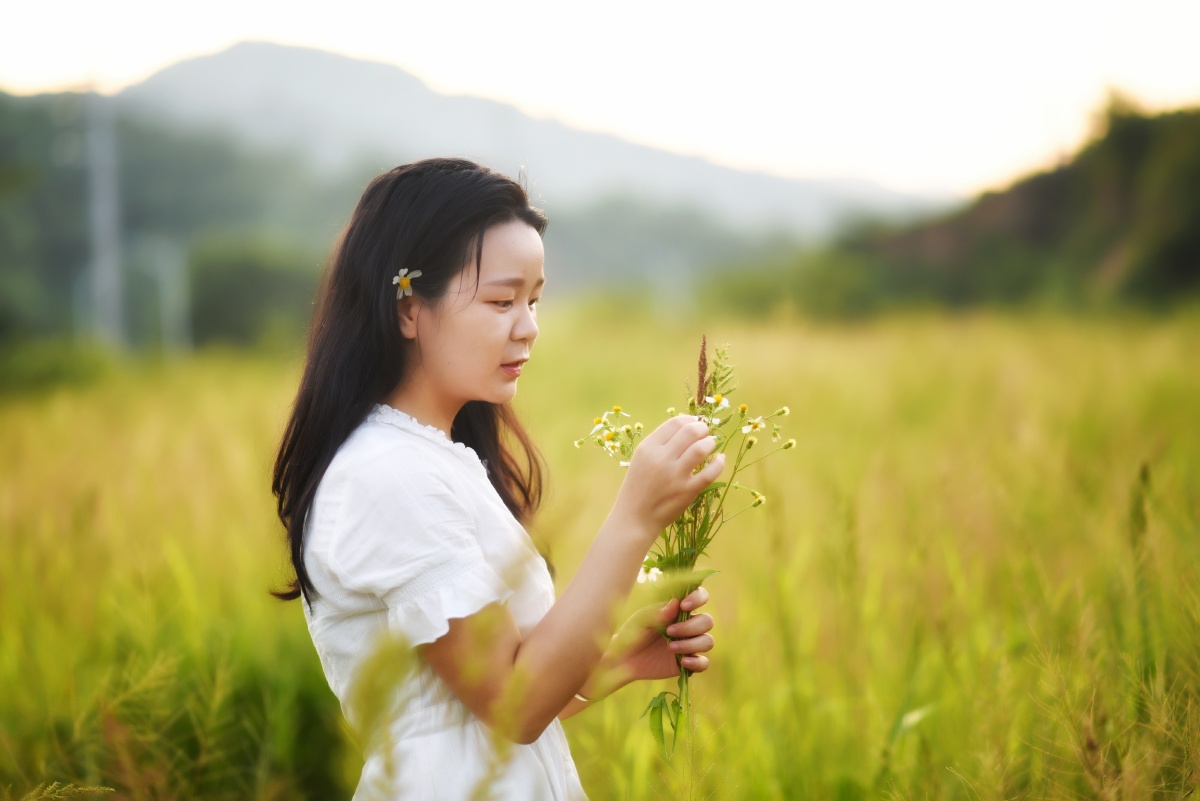 那些红衣鲜艳白衣飘飘的青春活力四射少女,在阳光灿烂的日子里开怀