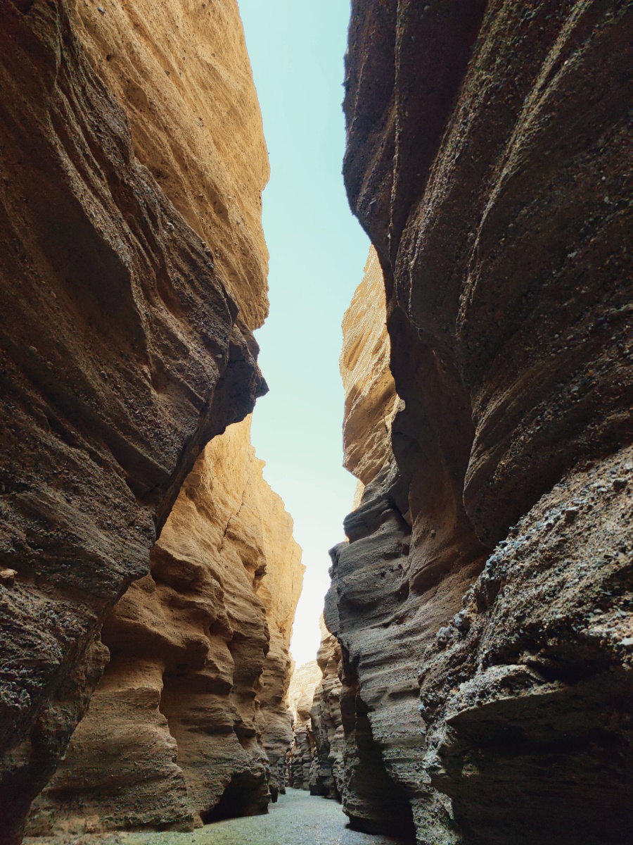 罗布泊大峡谷,很像一条卧于地下的潜龙.