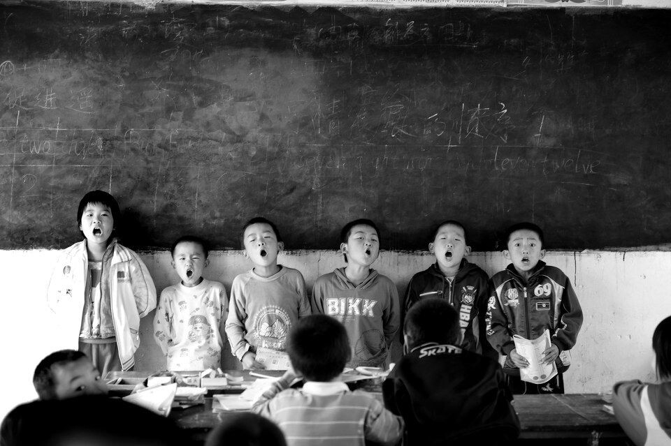 5 下午英语自习课上，有几个孩子自告奋勇去领背<br />
