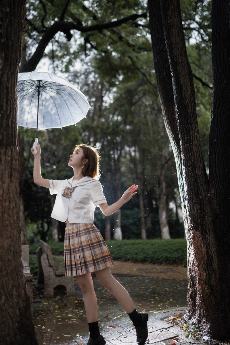 因为淋过雨，想给25新初一们撑把伞(因为淋过雨所以想做那个撑伞的人是什么意思)