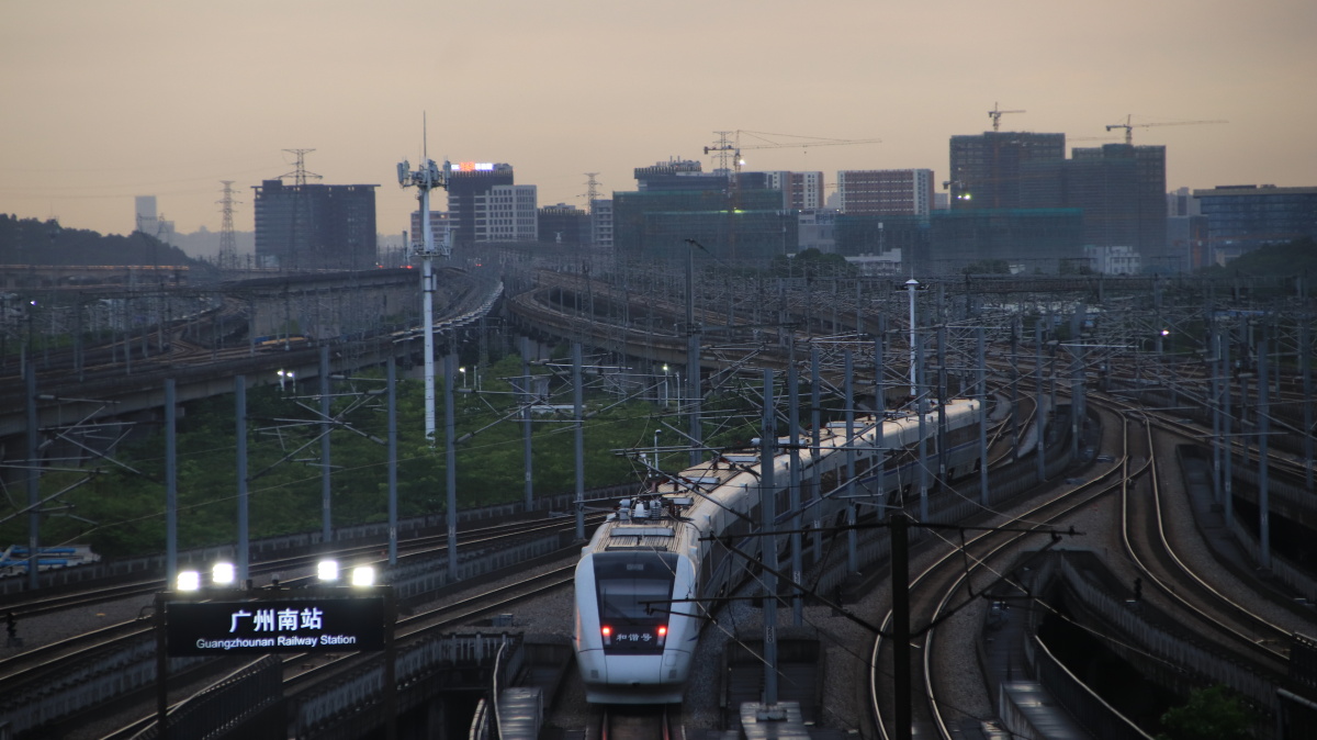 广州南站,华南地区最重要的高铁站.