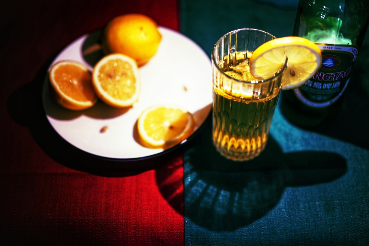 柠檬配啤酒来一口回味悠长