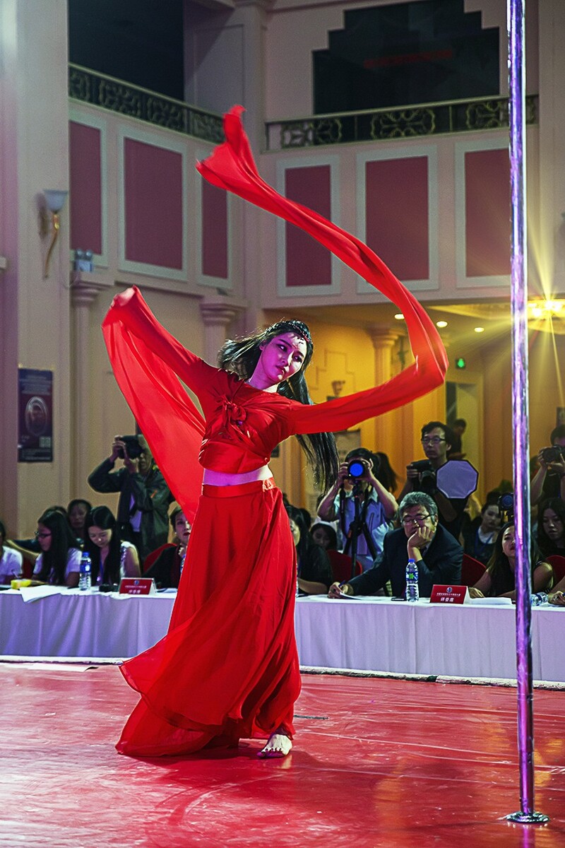 维族舞蹈的腰功,维吾尔族舞蹈:吸收了古代西域乐舞精华