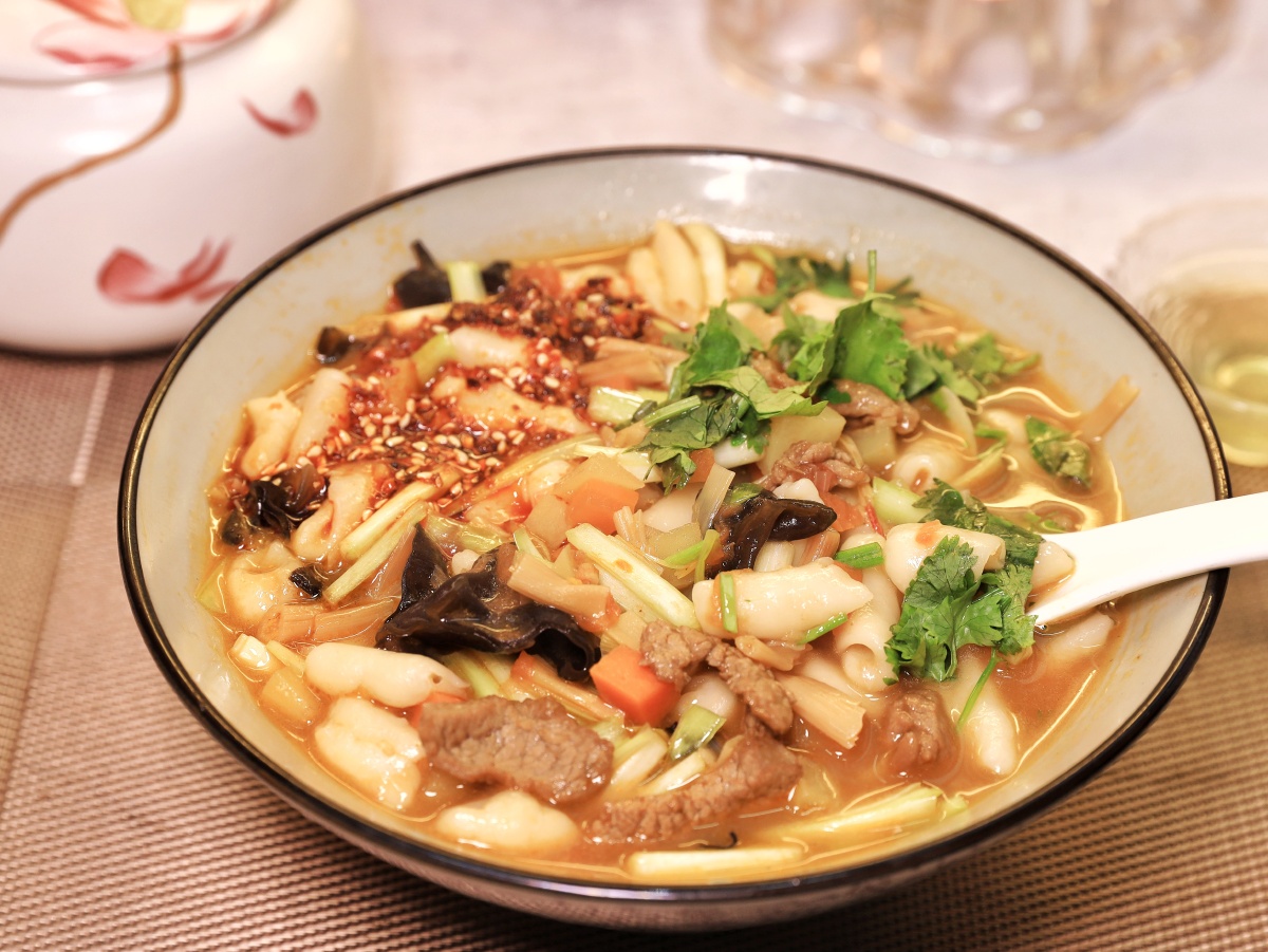 早餐开启美好生活玫瑰羊肉臊子烩麻食猫耳朵酱汁牛肉片香煎西葫芦配