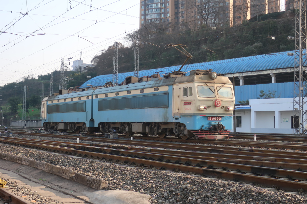奔波于各个角落的韶山4改型电力机车
