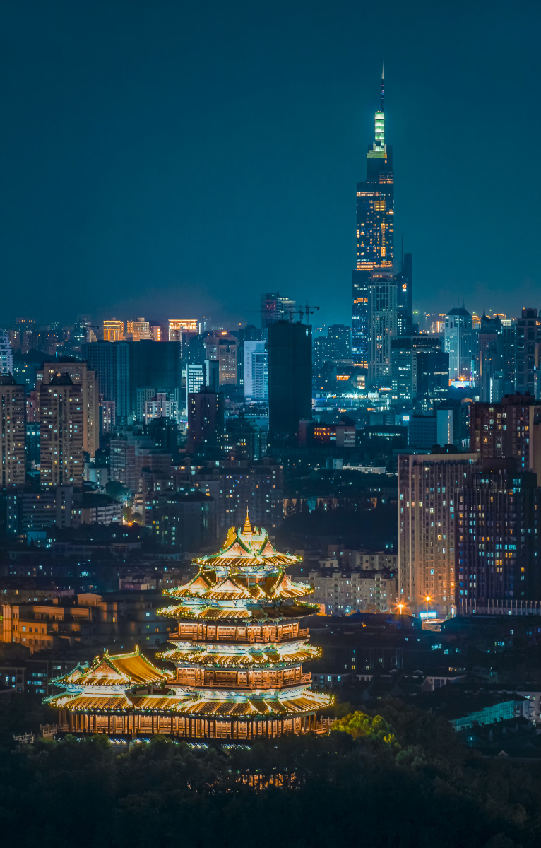 金陵城素有紫气东来之王侯将相狮子岭虎踞江边傲视群雄阅江楼坐落于上