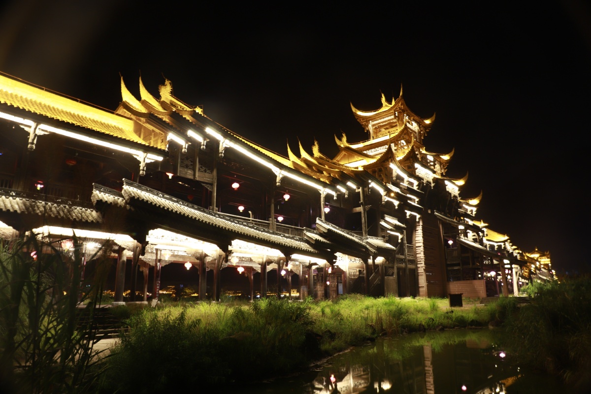 风雨廊桥夜景