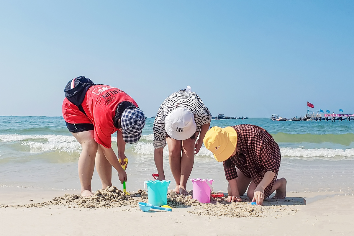海边玩沙的女孩