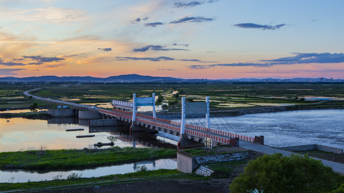 密山境内穆棱河大桥日落黄昏