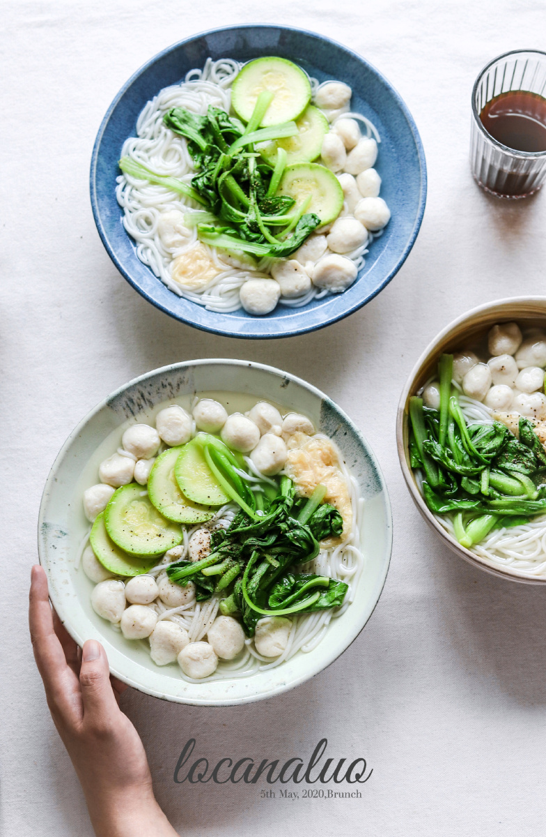 老爸自制的鱼丸带回来煮汤粉鲜美呀