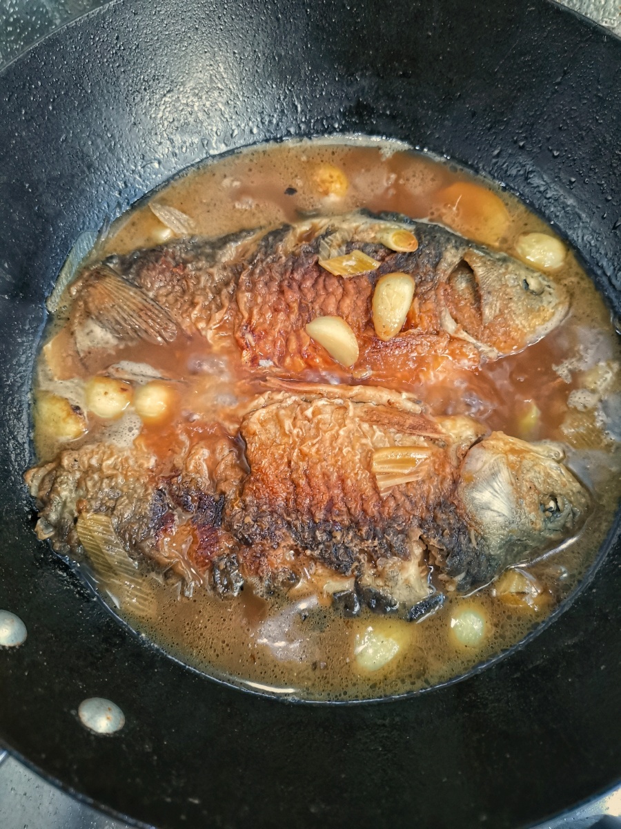 铁锅熬鱼