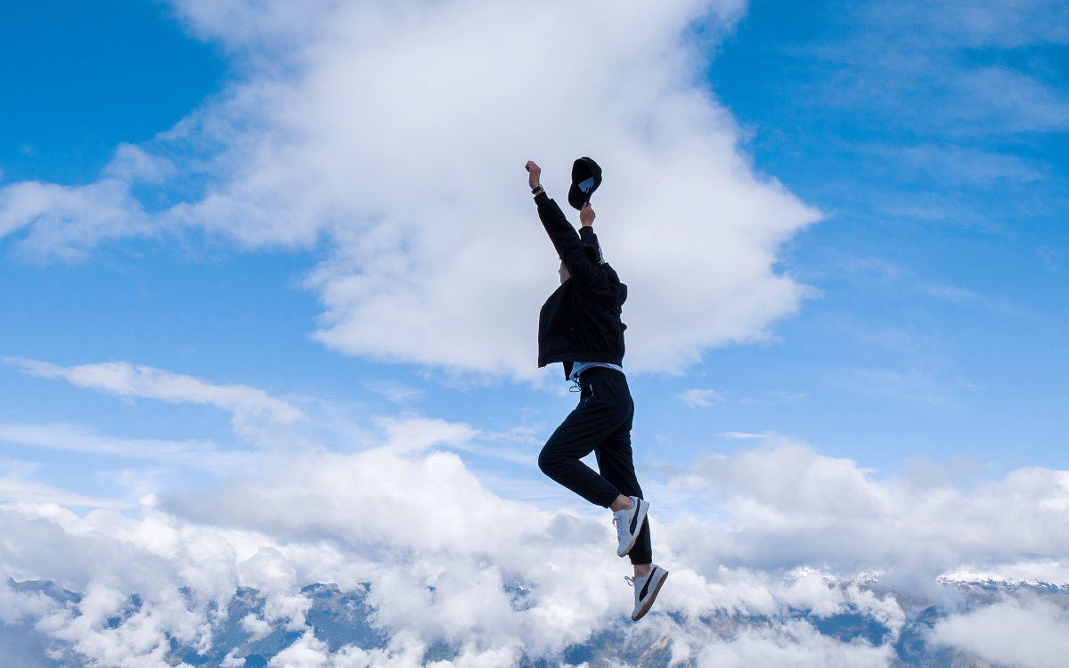 这是在达瓦更扎拍的照片记得当时山顶上有好多人拍照因为一个人去旅行