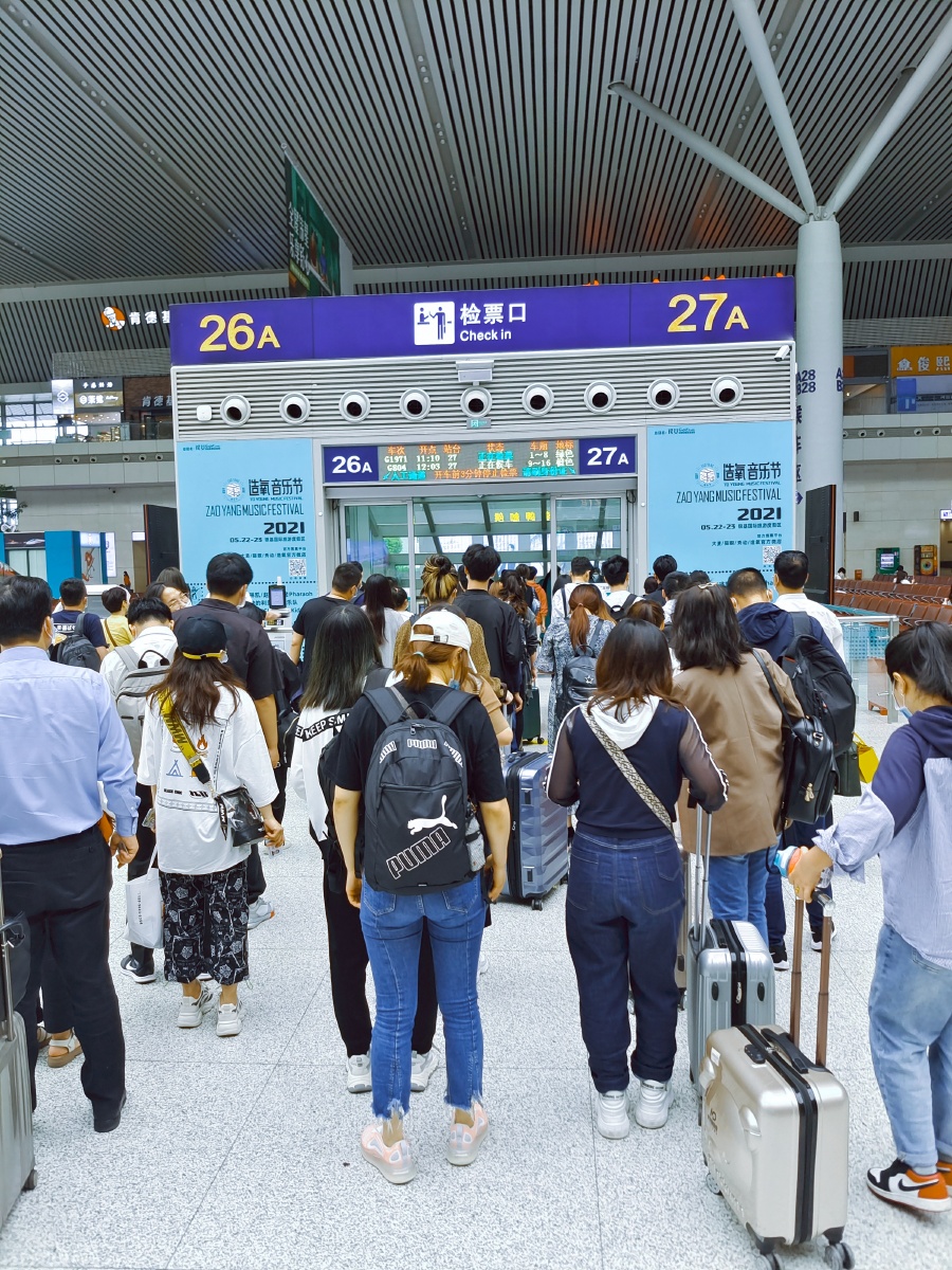 高铁人群在路上的孤单旅行终究是一个人的修行