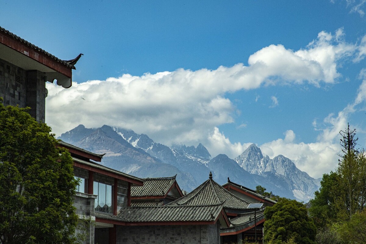 在丽江拍的<br />
没有去成玉龙雪山<br />
只能远望了
