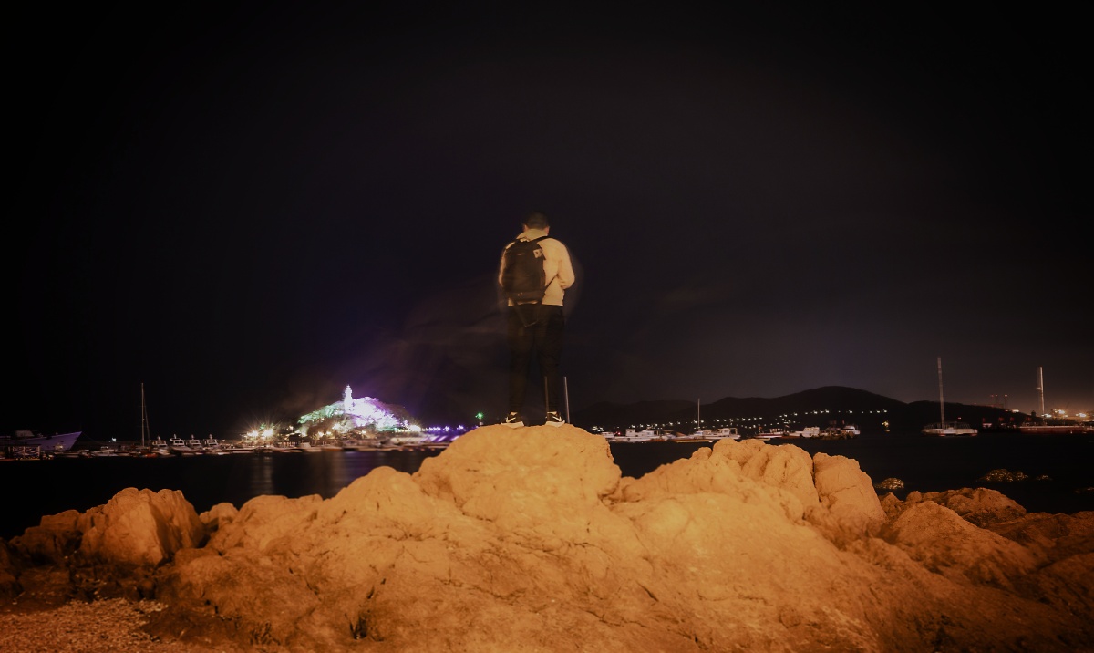 繁华的都市夜色的美海边的海风特别飒