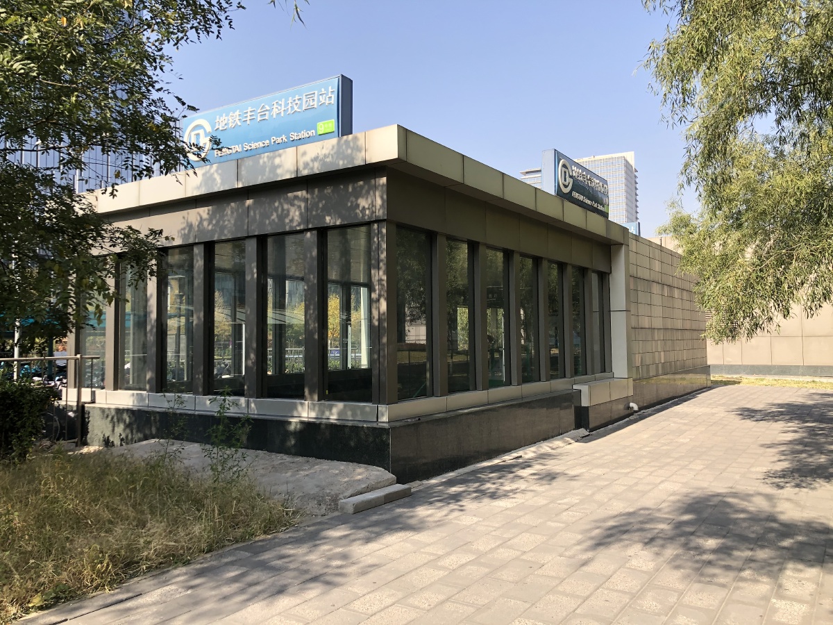 南锣鼓巷(8,6号线换乘),白石桥南(6,9号线换乘),丰台科技园(9号线)