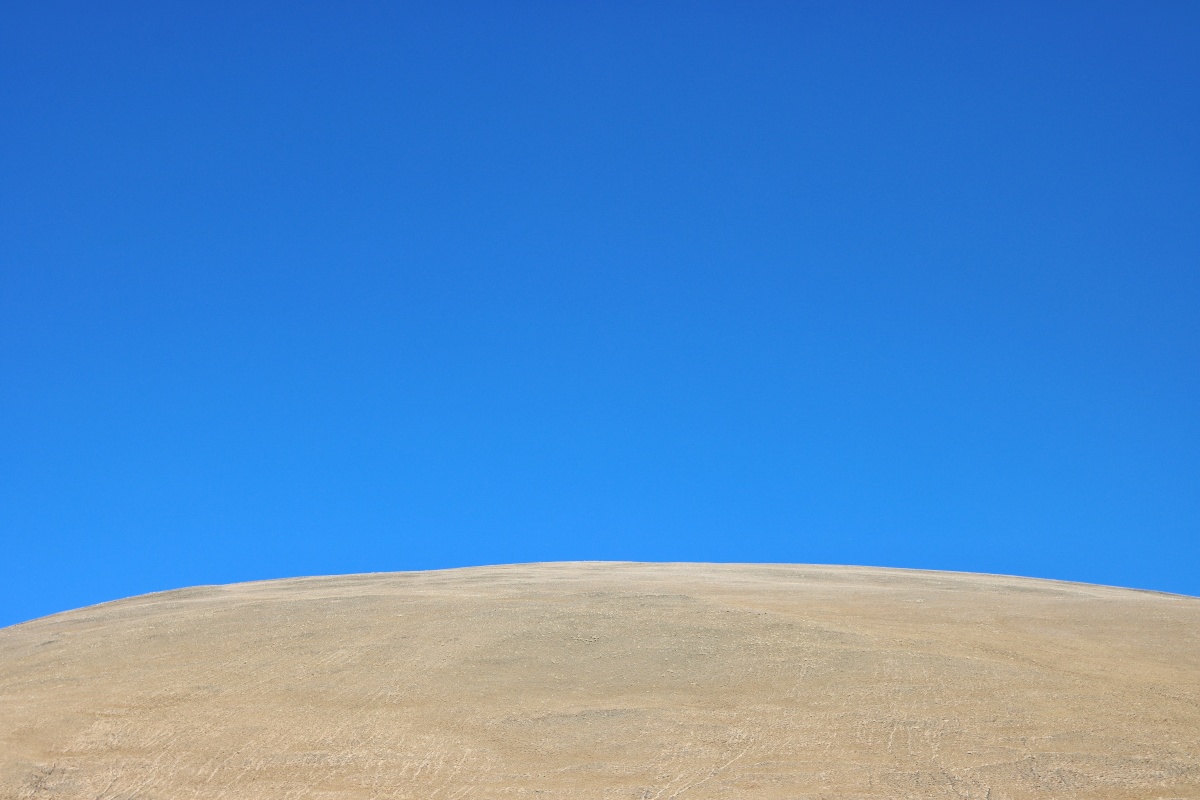 纯境没有一丝云的蓝的天没有一棵树的荒的地构成了一幅唯美的照片