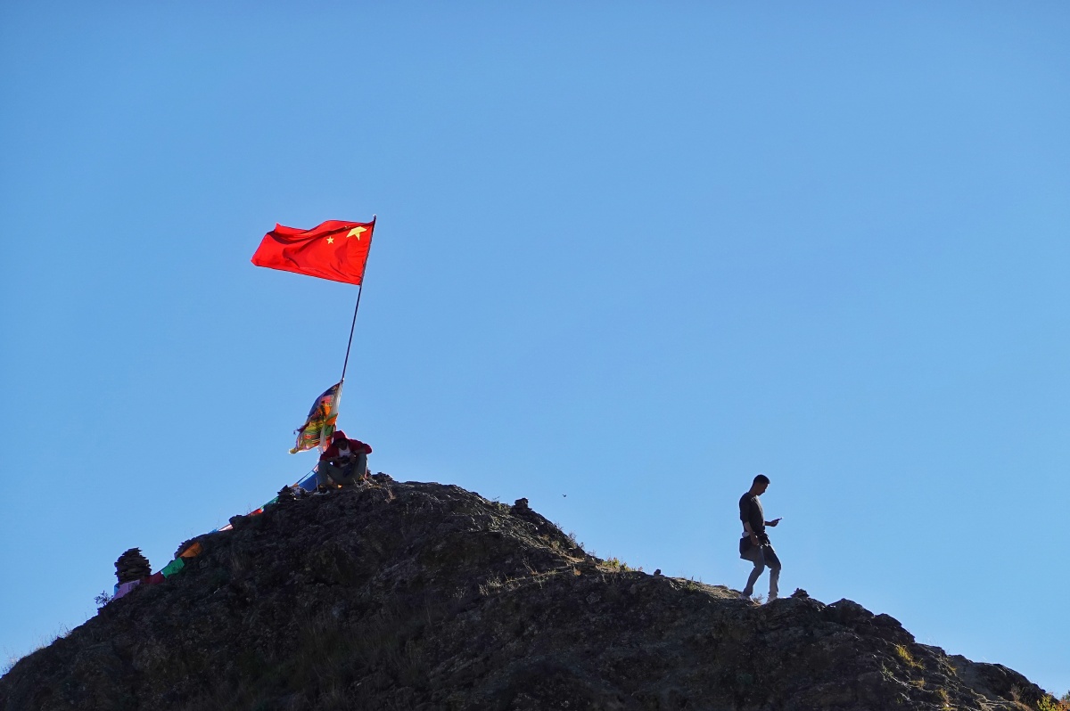 登山拉萨河南岸的山上虽然海拔有4000米但每到周末很多市民都会来这里