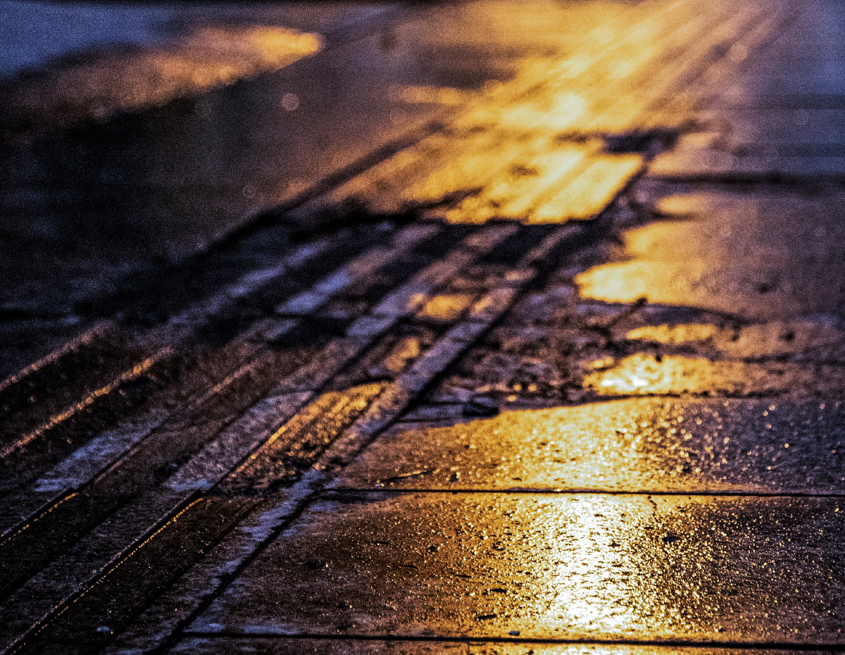 夜晚被雨水打湿的地面