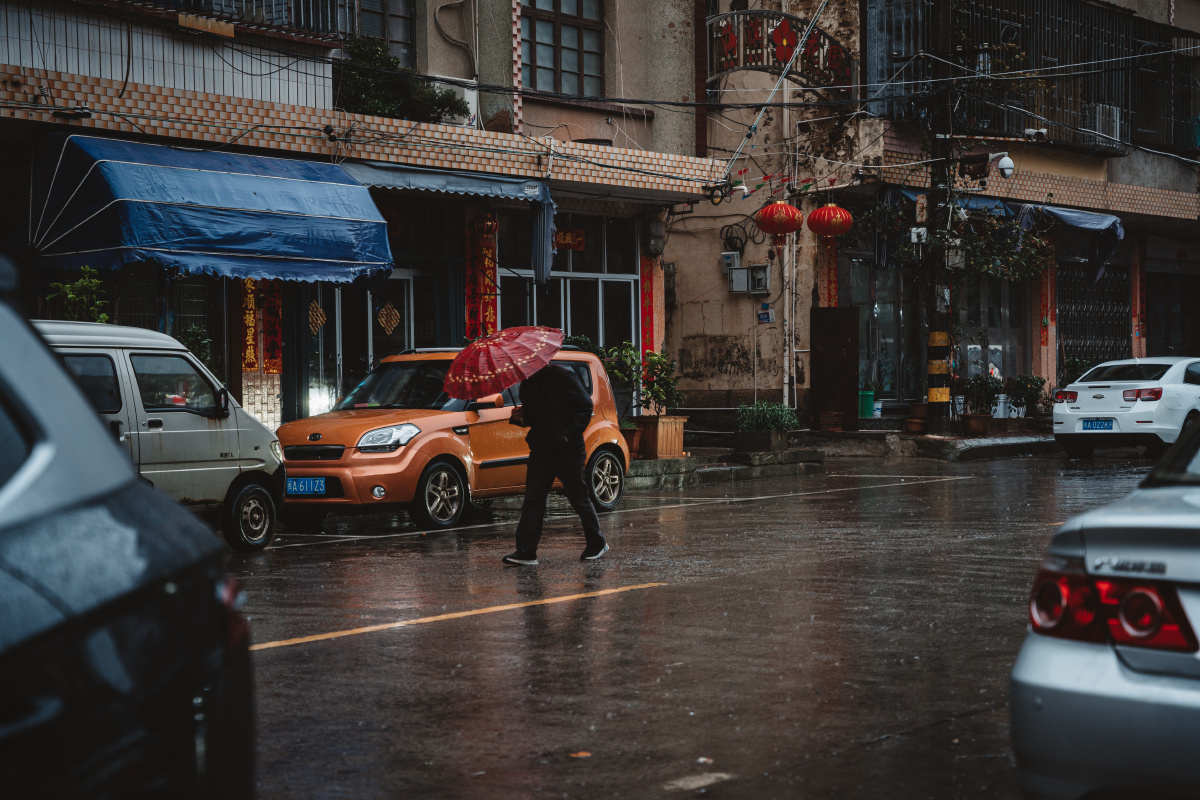 南方潮湿的雨天潮湿的海滨小镇