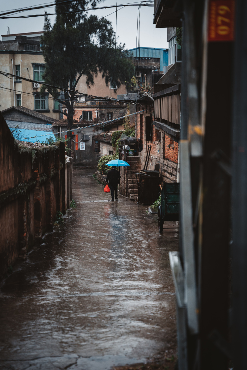 南方潮湿的雨天潮湿的海滨小镇