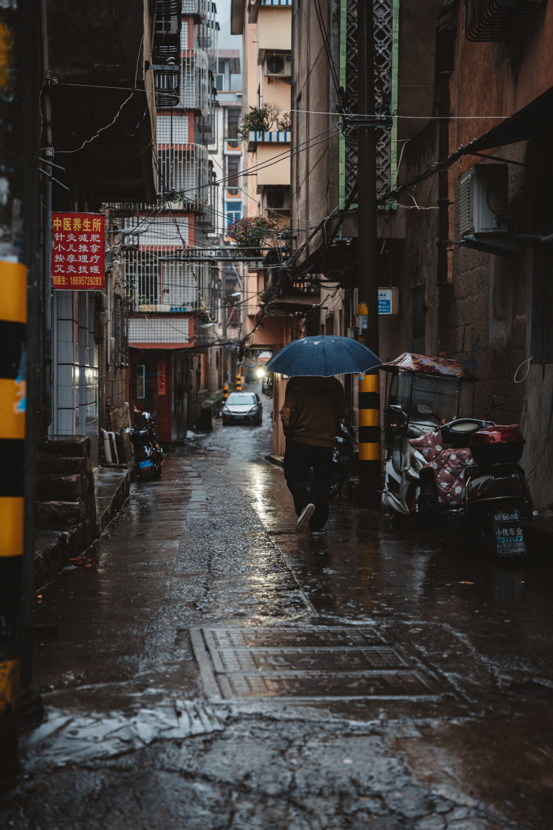 南方潮湿的雨天潮湿的海滨小镇