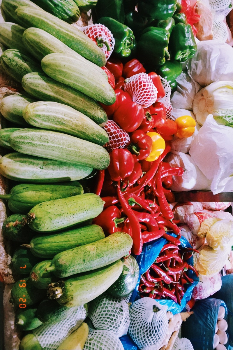绿黄瓜红辣椒我能说我眼里的夏天就是菜市场里五颜六色的蔬菜鲜果么