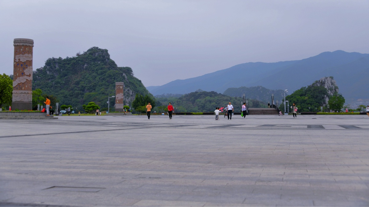 七星岩东门广场