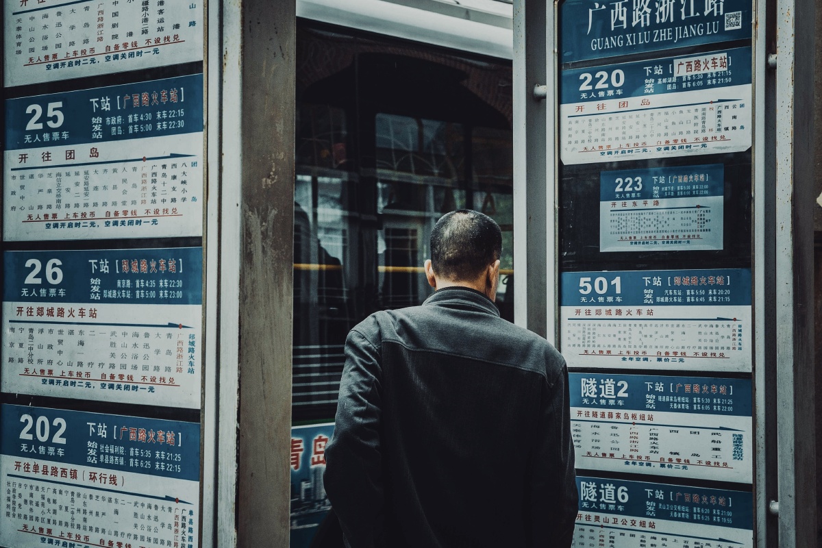 《等车人》像不像立着两张纸牌像