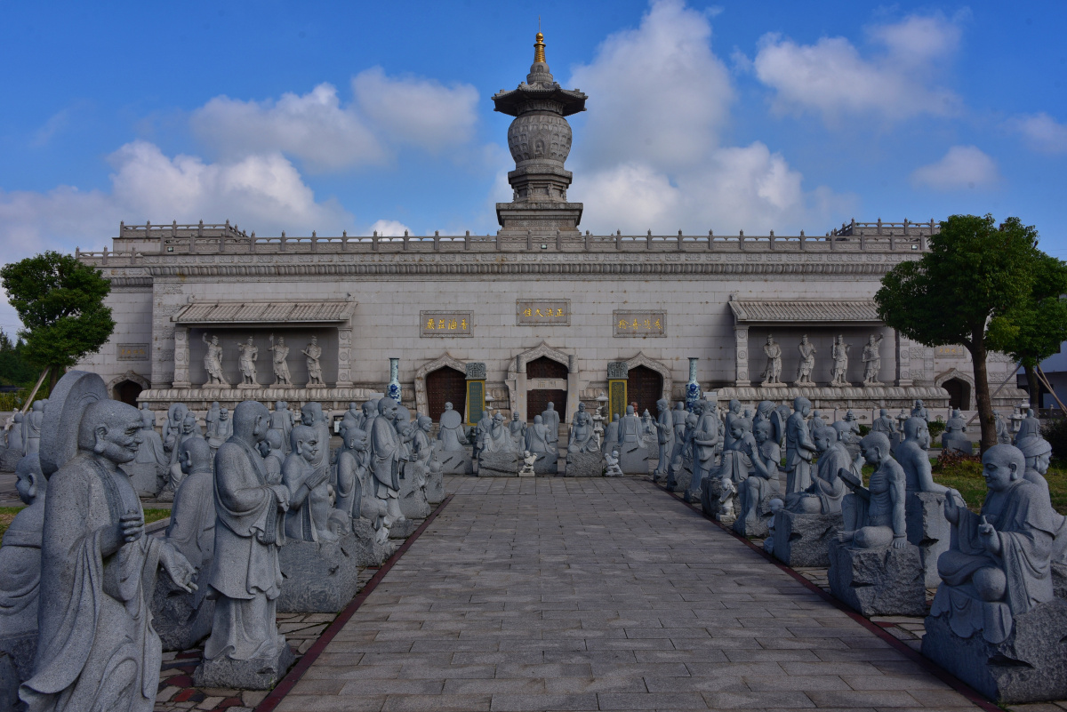 僧伽塔石雕罗汉群