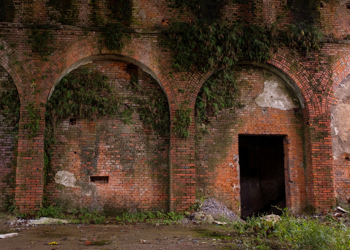 一座废弃的发电厂废墟,坐落在苏州太湖的西山岛之上,据说它58年由苏联