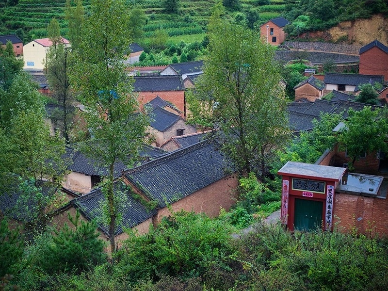 梁家村淅淅沥沥的小雨中,驾车沿着山西壶关境内的一