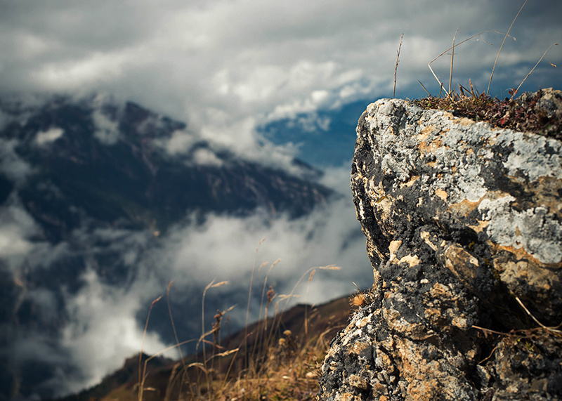 主峰及九座顶峰位于什邡市红白镇境内,因九座顶峰相连而得名九顶山