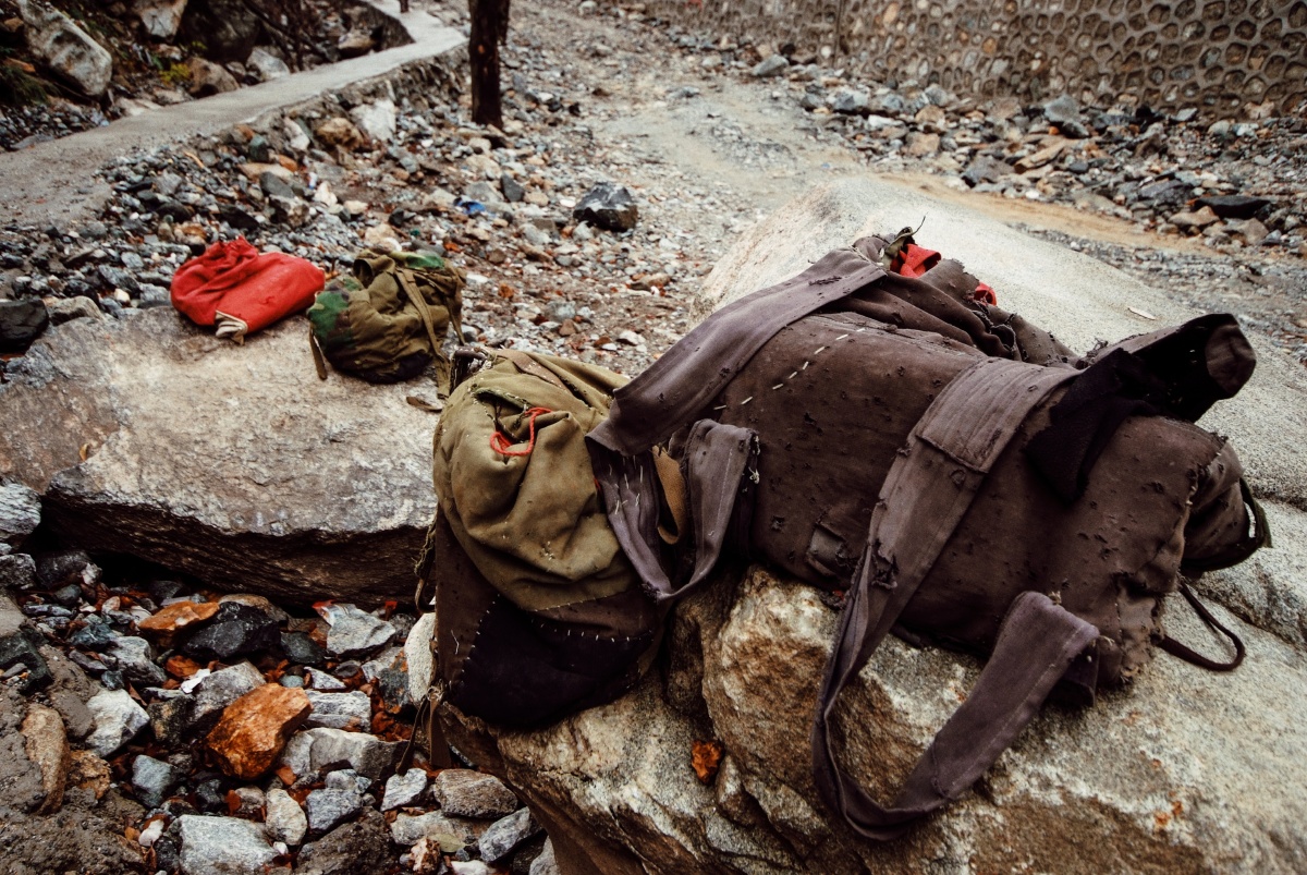 金矿外的捡石人拍自河南灵宝故县