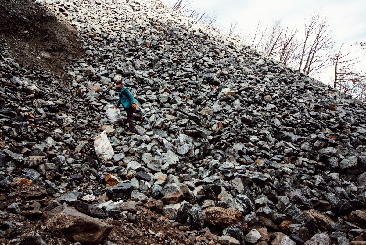 金矿外的捡石人拍自河南灵宝故县这些废弃的矿石中不乏仍然含有黄金的
