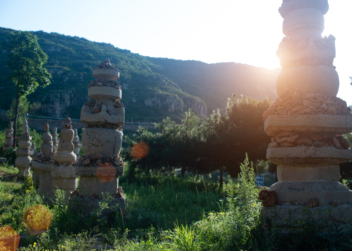金灯寺石窟坐落在山西长治平顺县玉峡关乡背泉村东太行林虑山巅海拔
